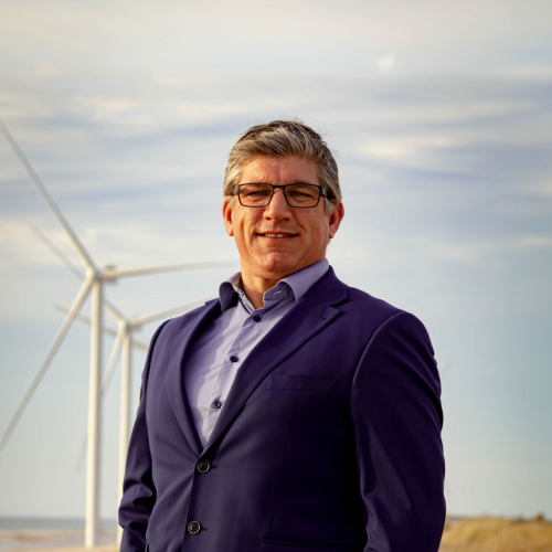 Een man met windmolens op de achtergrond