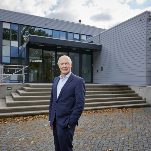 Roberto Traversari voor het gebouw van de TNO