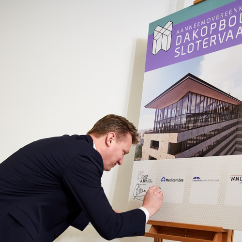 Ondertekening Albert Bok ©Milan Hofmans bijgesneden.jpg