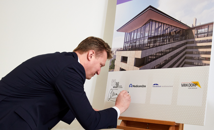 Ondertekening Albert Bok ©Milan Hofmans.jpg