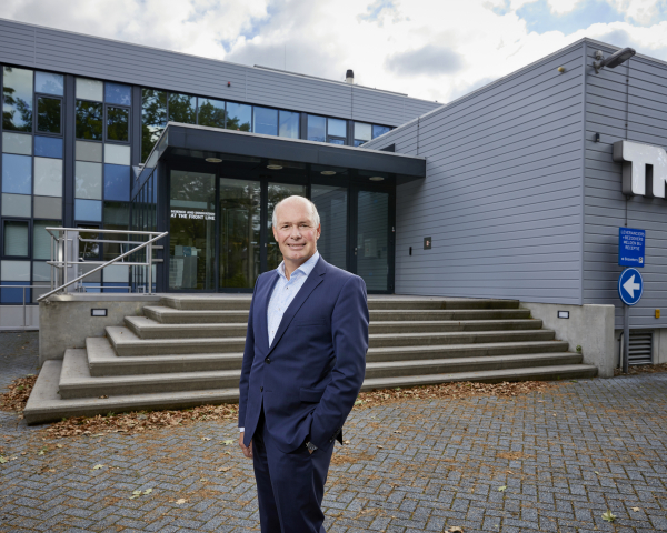 Roberto Traversari voor het gebouw van de TNO