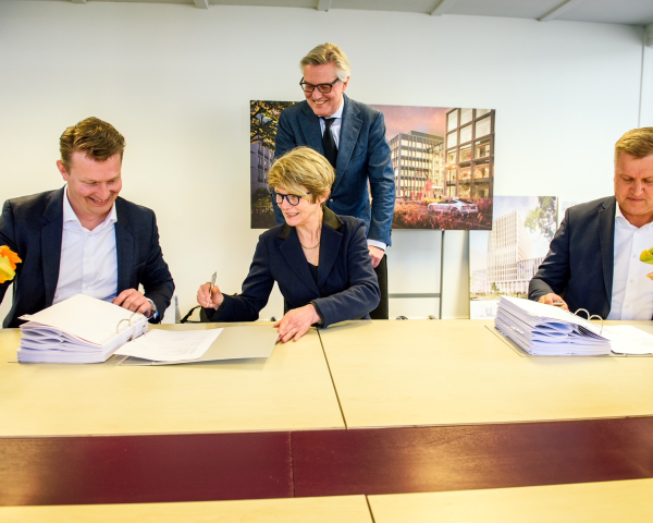 Foto 1 Ondertekening.jpg