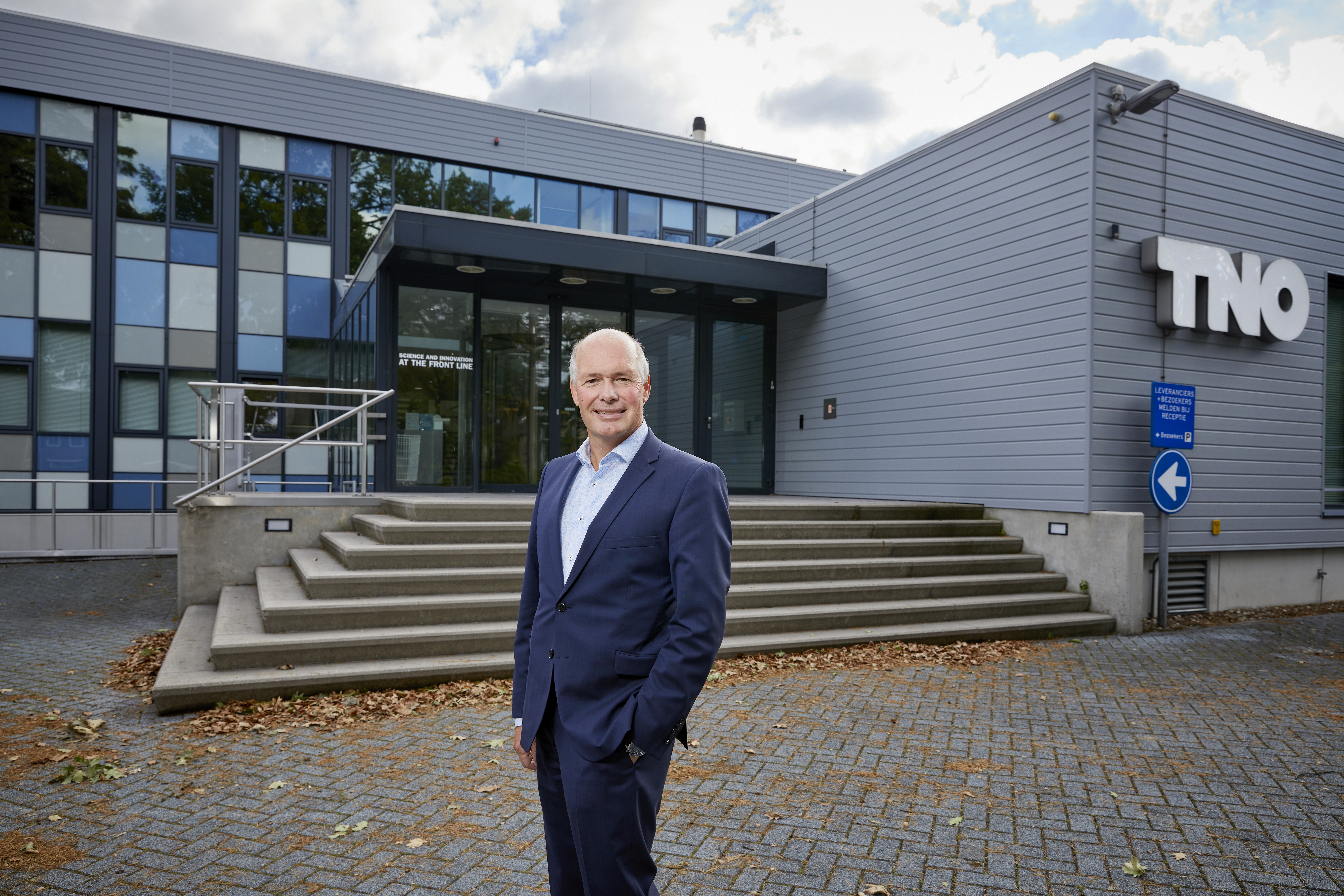 Roberto Traversari voor het gebouw van de TNO
