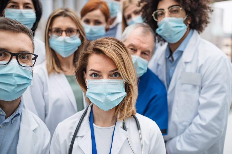 Foto verplegend personeel masker klein.jpg